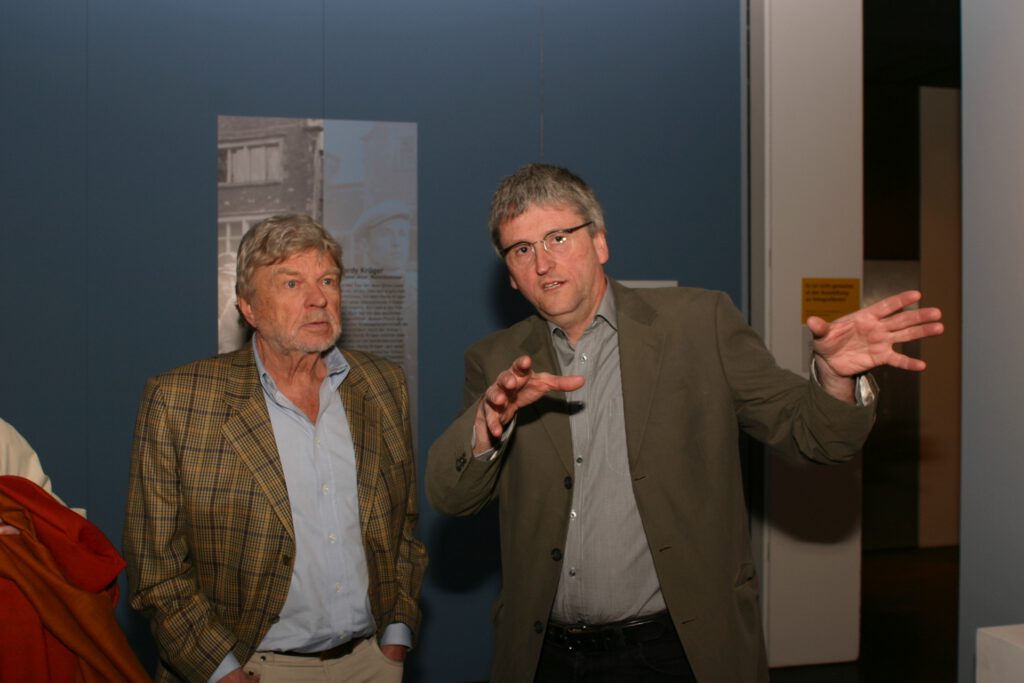Hardy Krüger, Hans-Peter Reichmann zur Eröffnung der Ausstellung, 2005